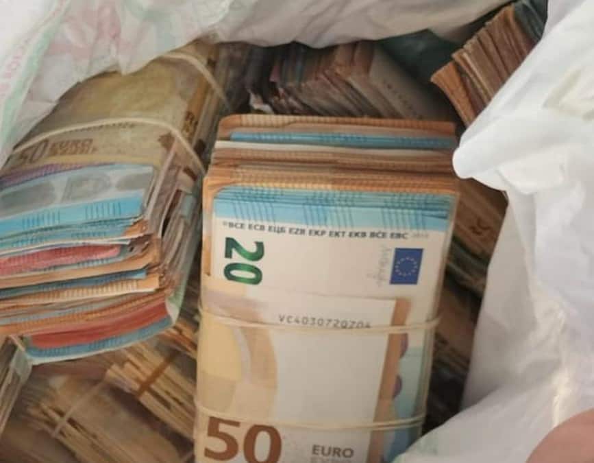 Bolsa con billetes de 50 y 20 euros