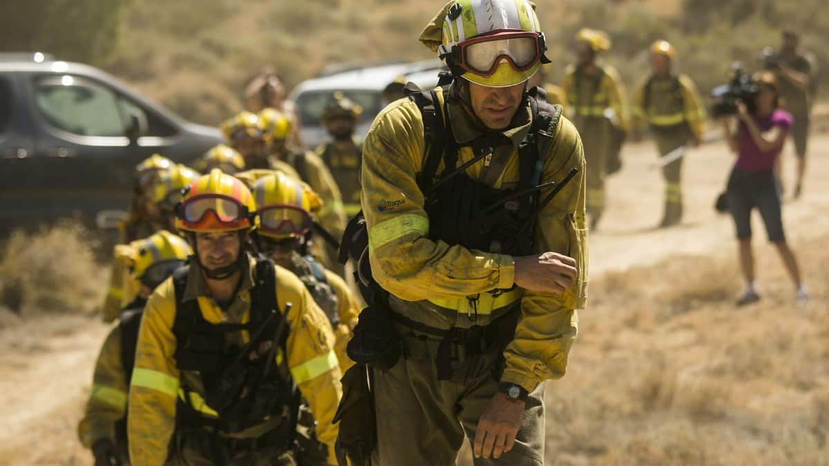 Varios bomberos forestales