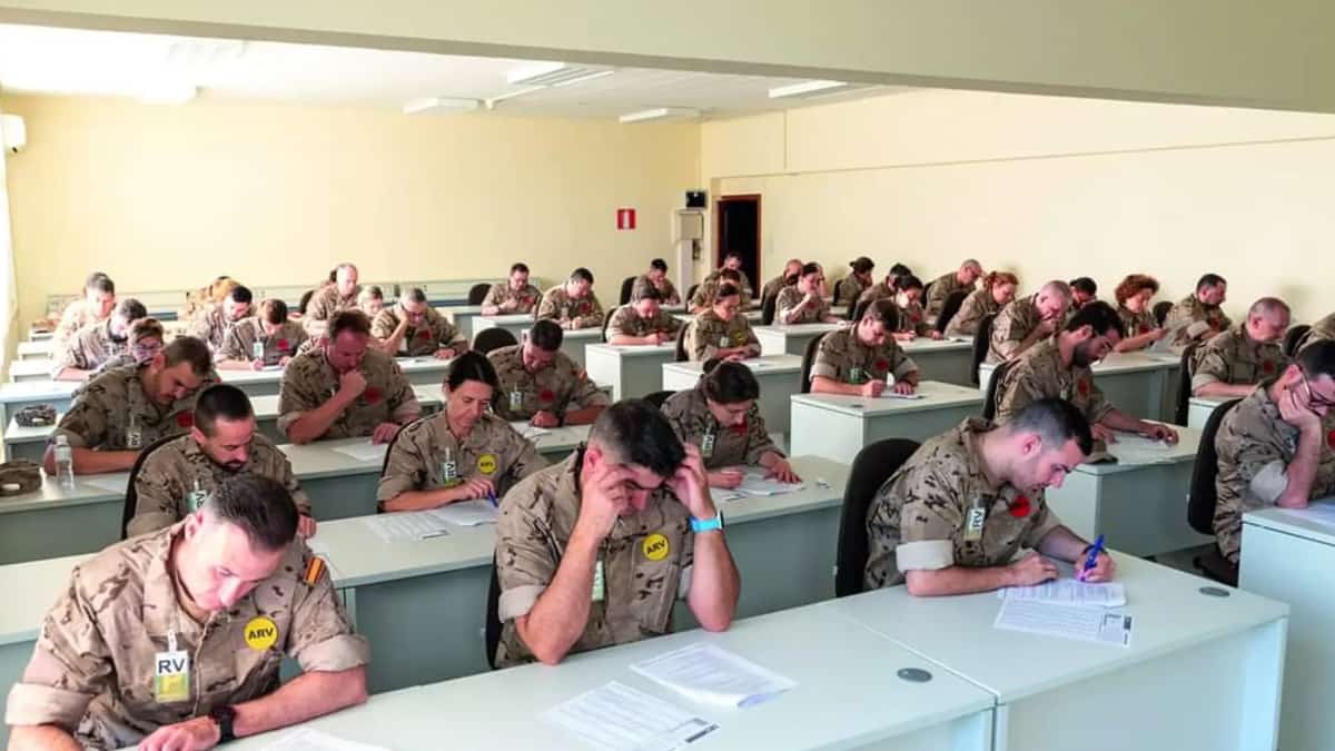 Varios militares reservistas haciendo un examen