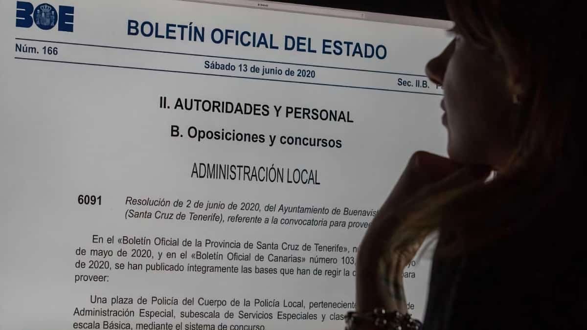 Una mujer mira las oposiciones del BOE