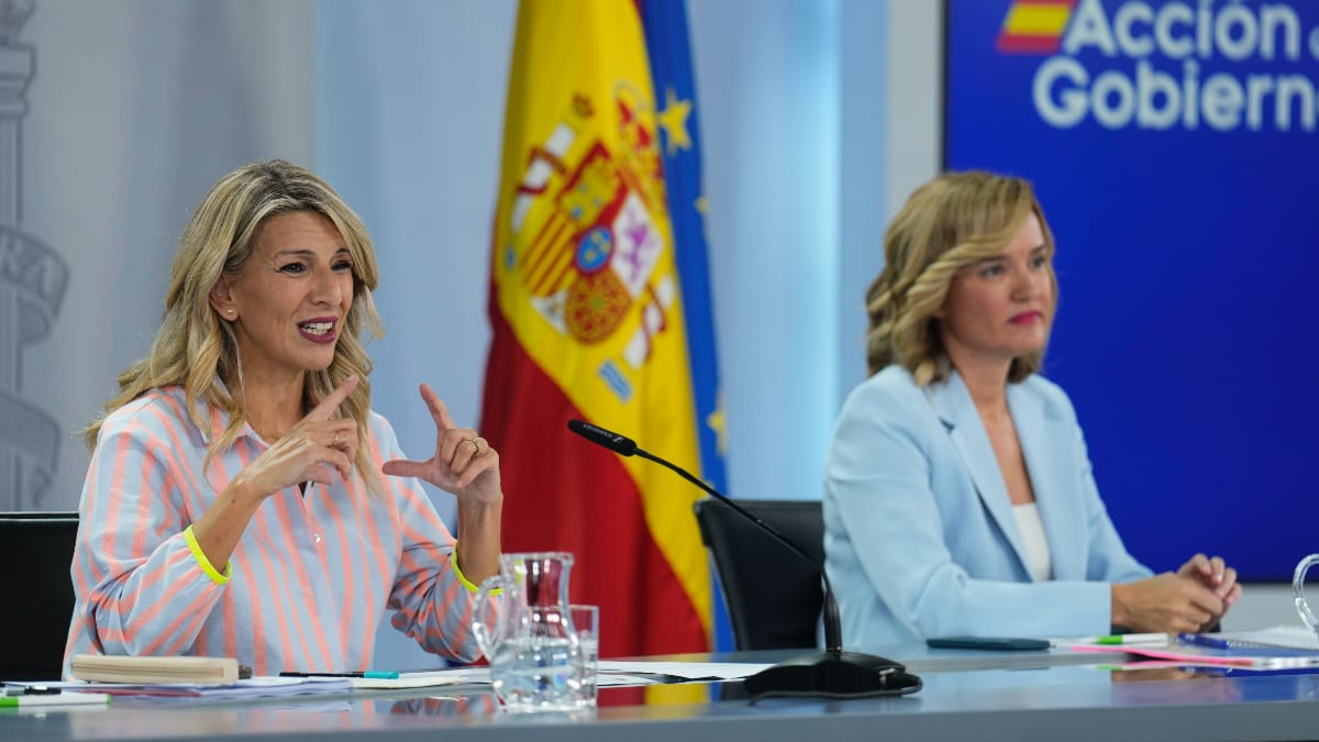 La ministra Portavoz, Pilar Alegría, y la vicepresidenta segunda y ministra de Trabajo y Economía Social, Yolanda Díaz