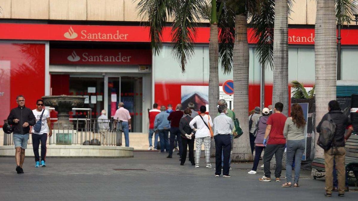 Banco Santander is ‘giving away’ a free iPhone 16 if you meet these requirements