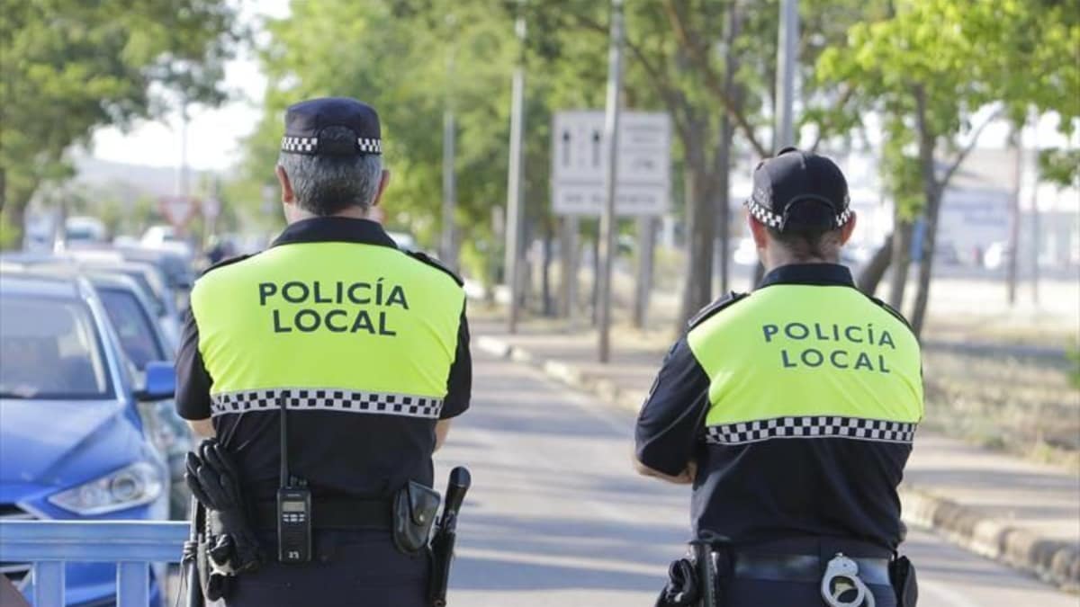 Dos agentes de la policía local