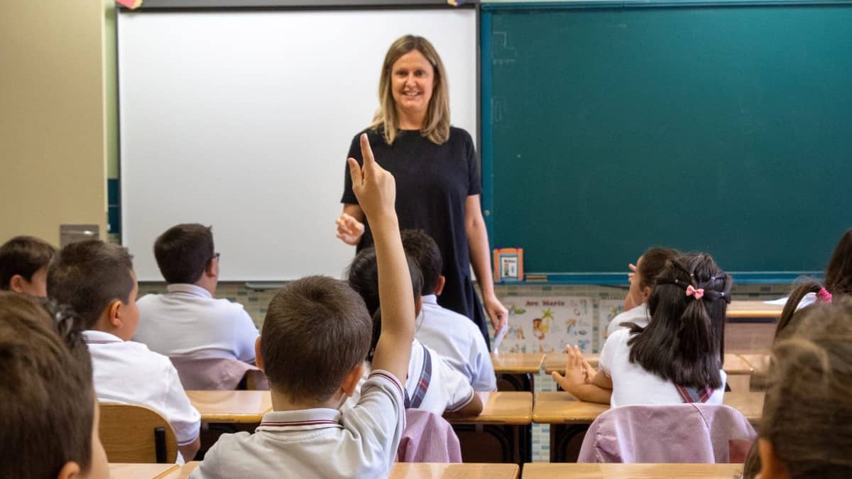 una maestra dando clase