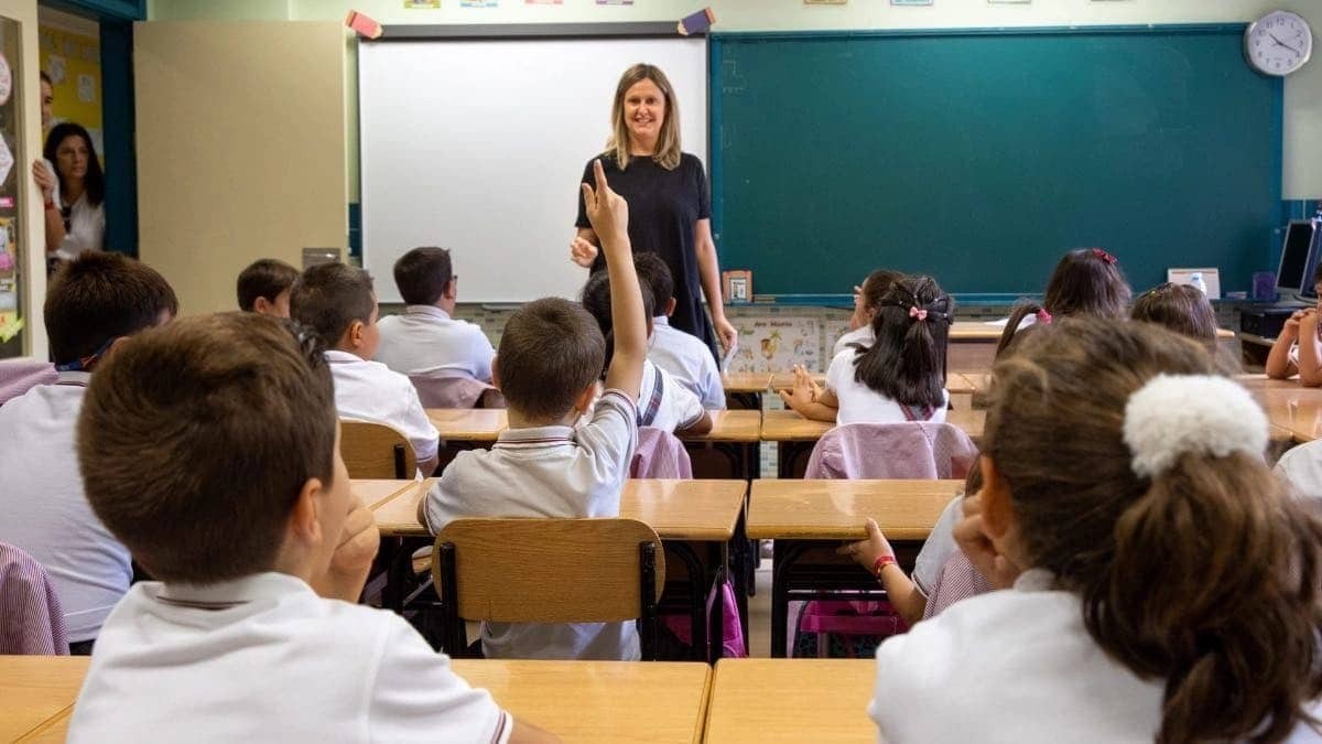 Una maestra dando clase