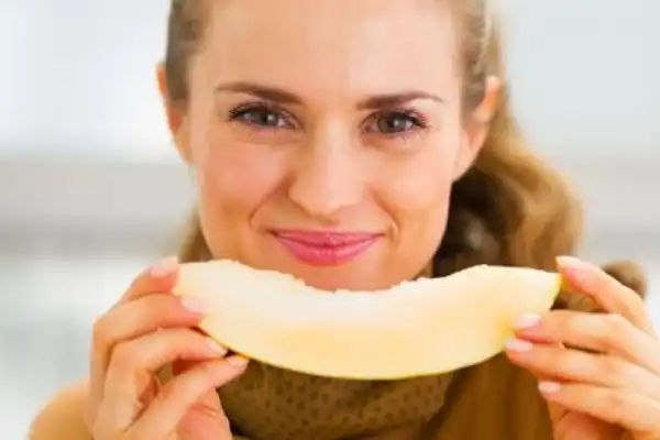 mujer haciendo la dieta del melón