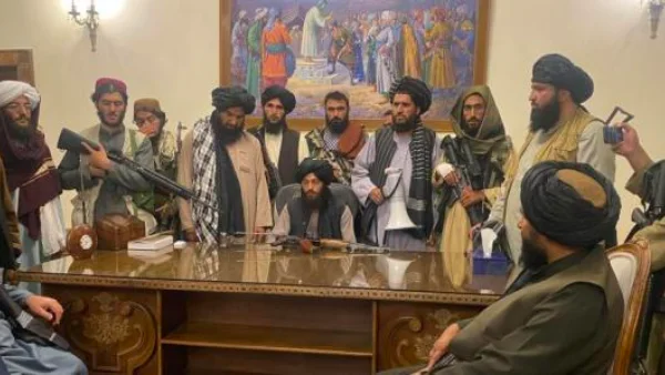 Guerrilleros talibanes en el despacho del palacio presidencial de Kabul que ocupaba Ashraf Gani