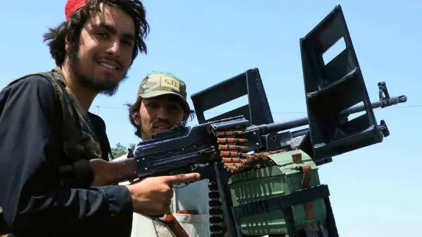 soldados talibanes en la guerra de Afganistán