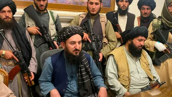 Líderes talibanes tras tomar el control de Kabul
