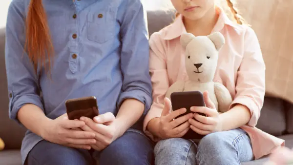niños enganchados con el móvil
