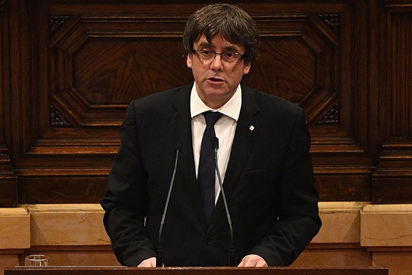Puigdemont declara la Independencia de Cataluña