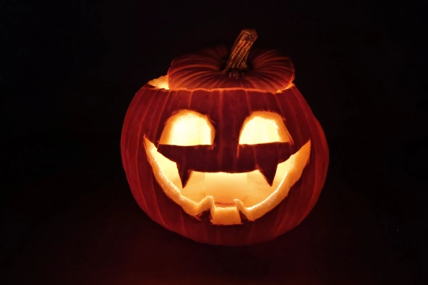 Calabaza Halloween iluminada con la cara de Jack O’Lantern
