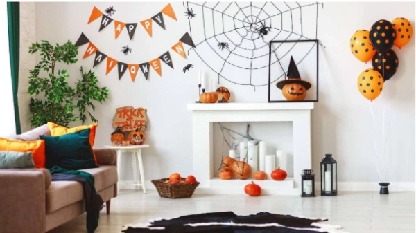 Interior de una casa decorado de Halloween. 