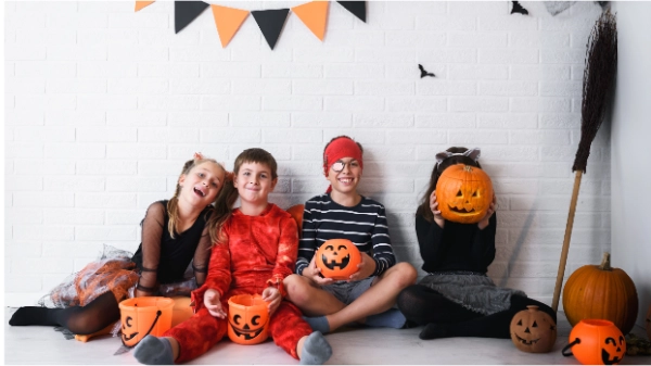 Niños disfrazados por Halloween. 