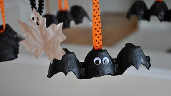 Murciélagos hechos con hueveras para Halloween. 