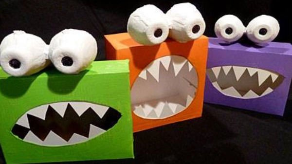 Monstruos hechos con cajas de pañuelos. 