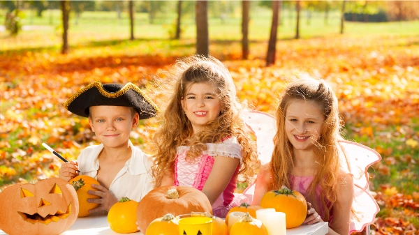 Niños haciendo una calabaza de Halloween.