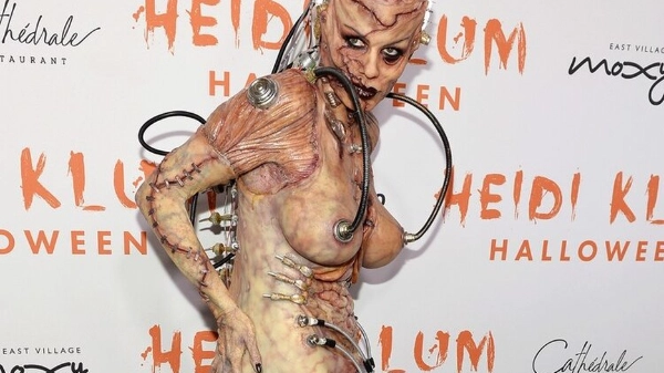 Heidi Klum vestida de alienigena en Halloween de 2019