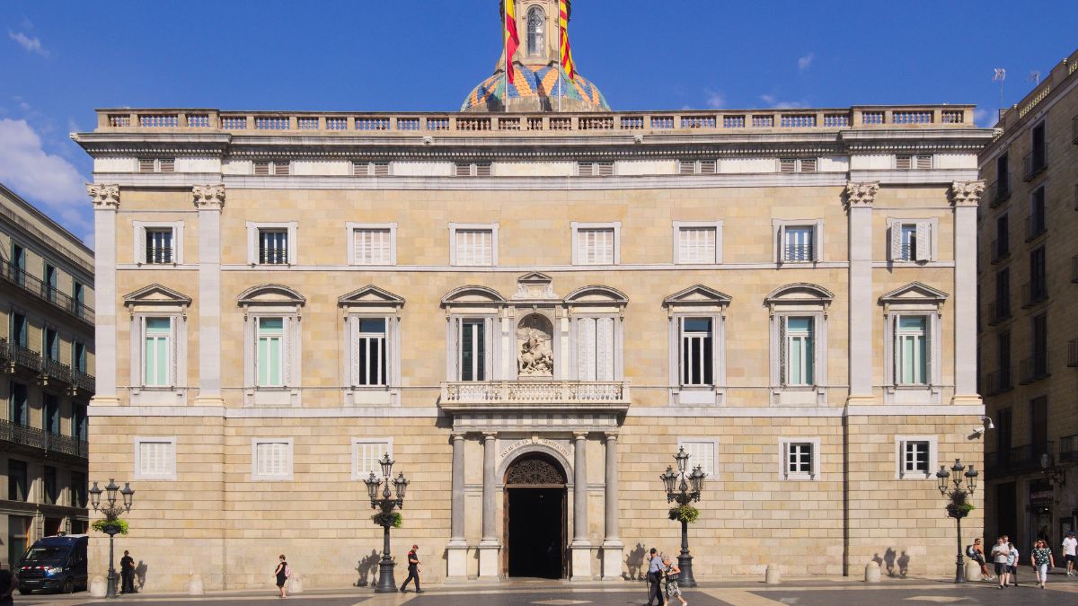 Gobierno de Cataluña, fachada con gente paseando.