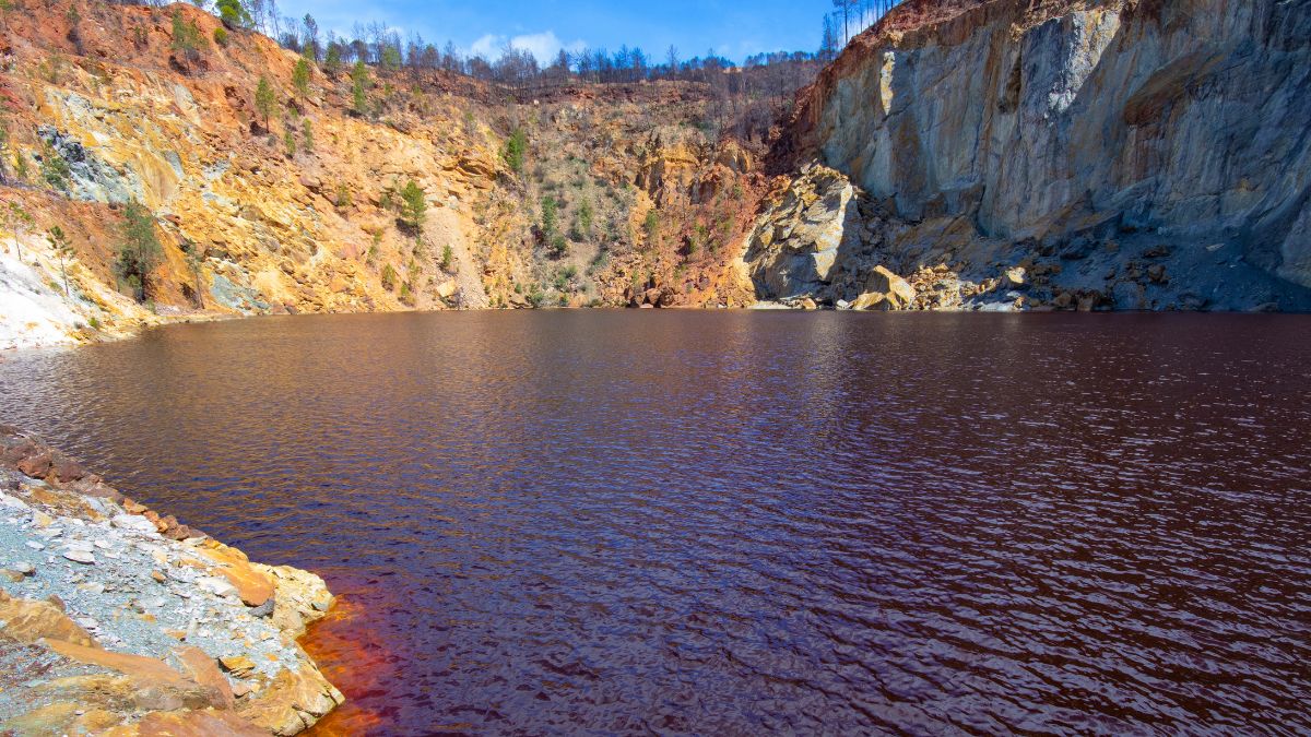 Agua roja de Río Tinto.