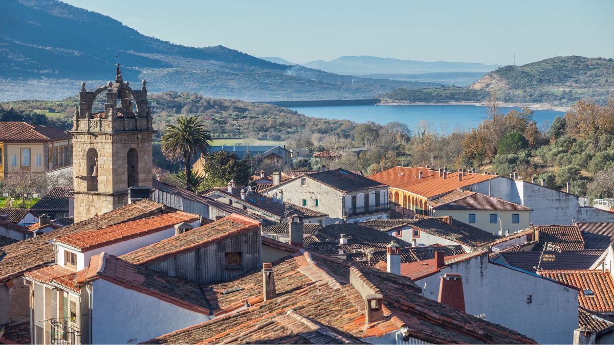 Vista del pueblo de Baños de Montemayor.