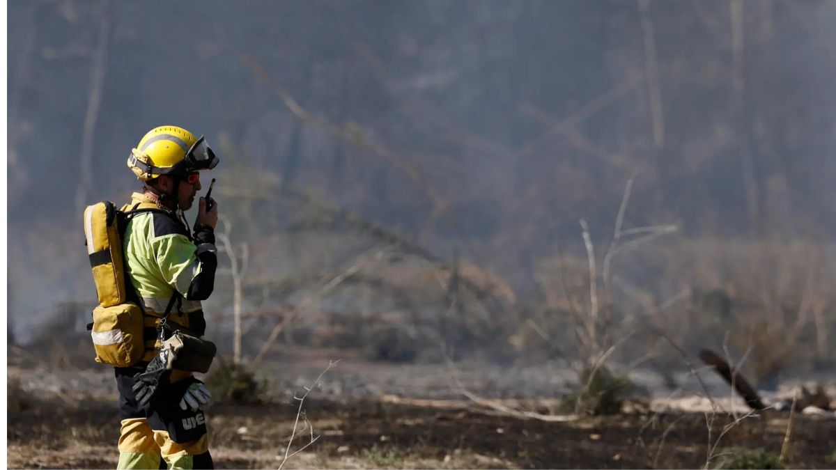 Un bombero forestal habla por su walkie.