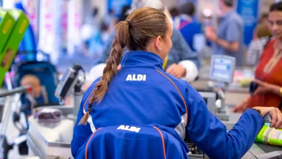 Una cajera de supermercados Aldi en su puesto de trabajo.