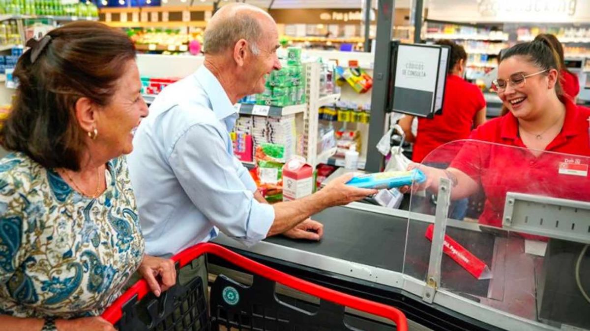 Una cajera de supermercados DIA cobrando.