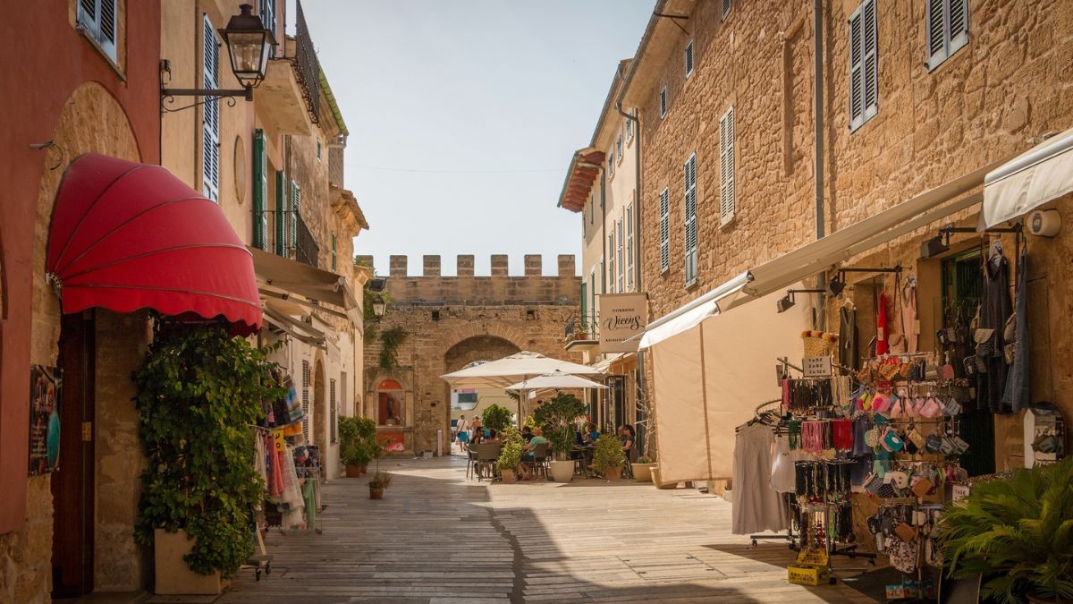 Calle de Mallorca, con empedrado y personas al fondo