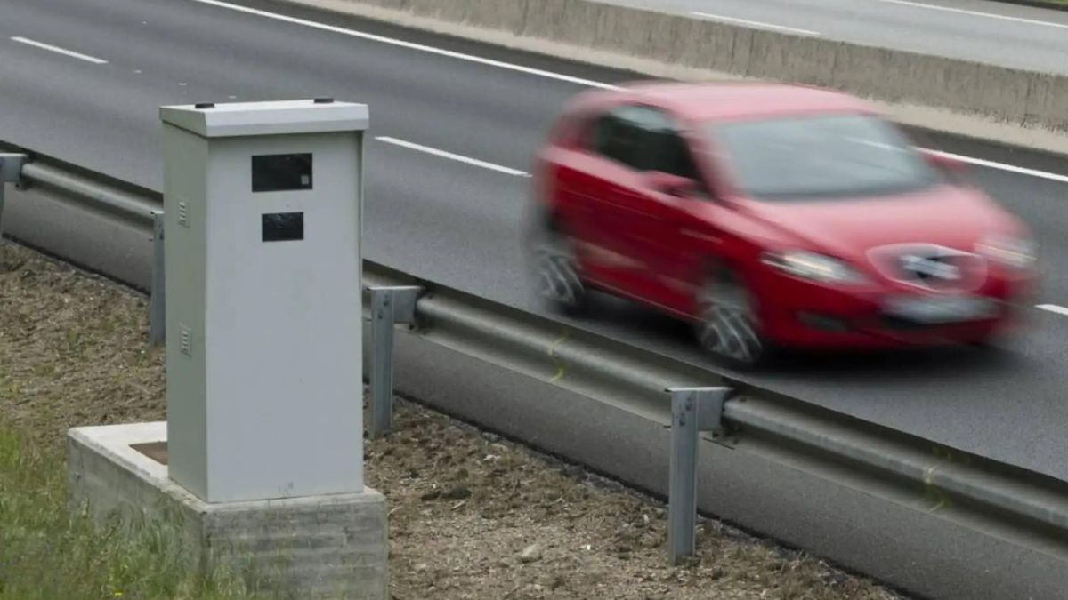 Un coche a gran velocidad pasa por delante de un radar.