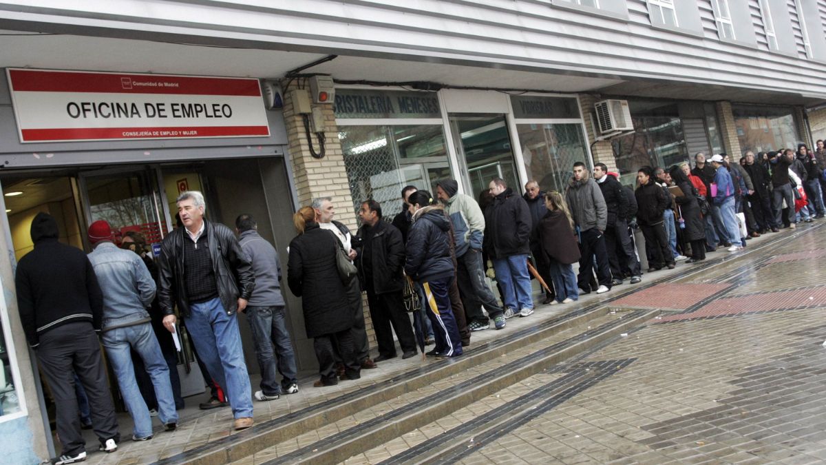 Colas de desempleados en una oficina de empleo.