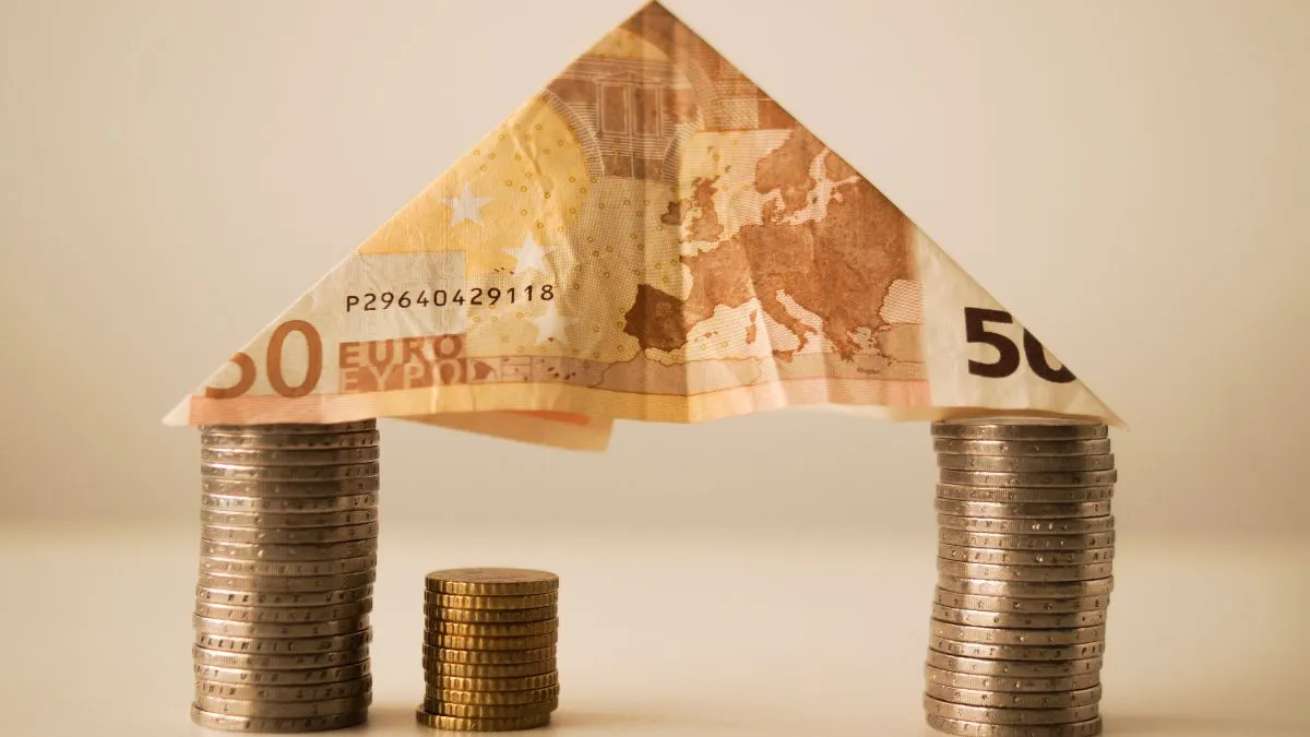 Casas con monedas y billetes de euro