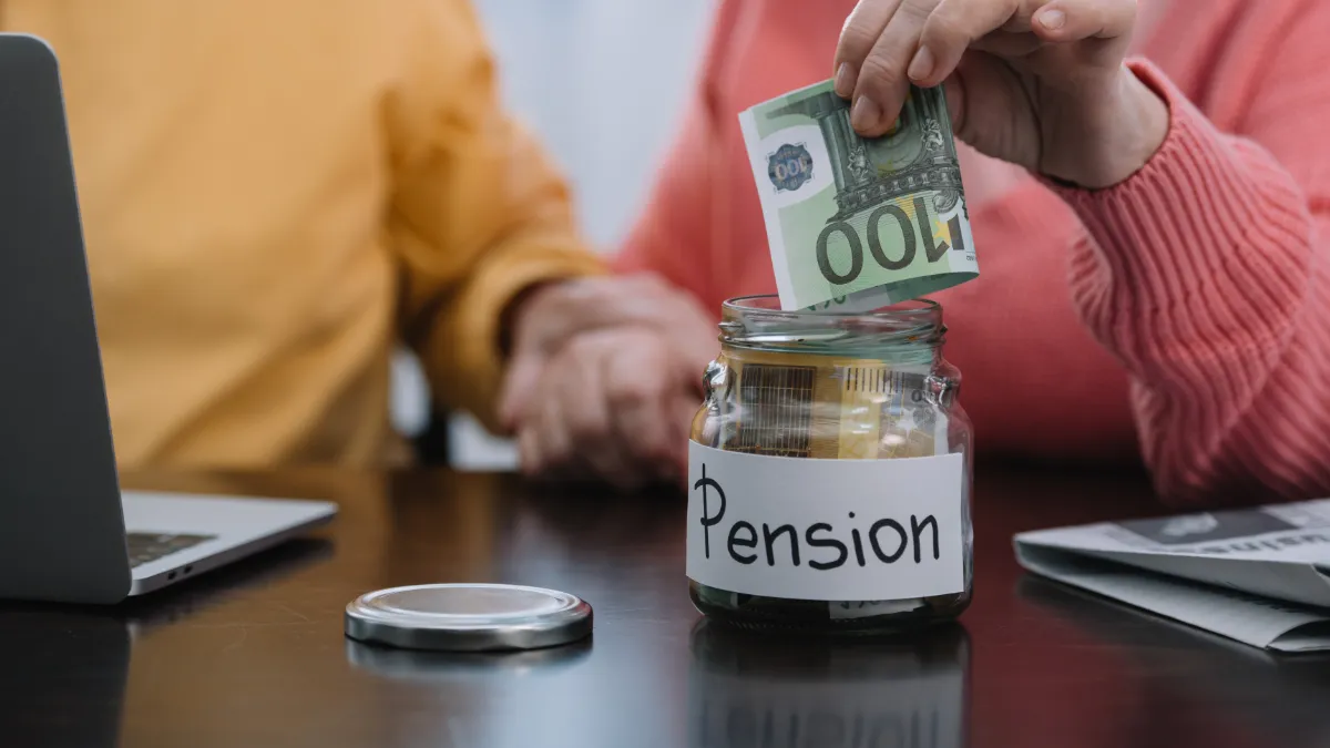 pensionistas guardan dinero para la pensión