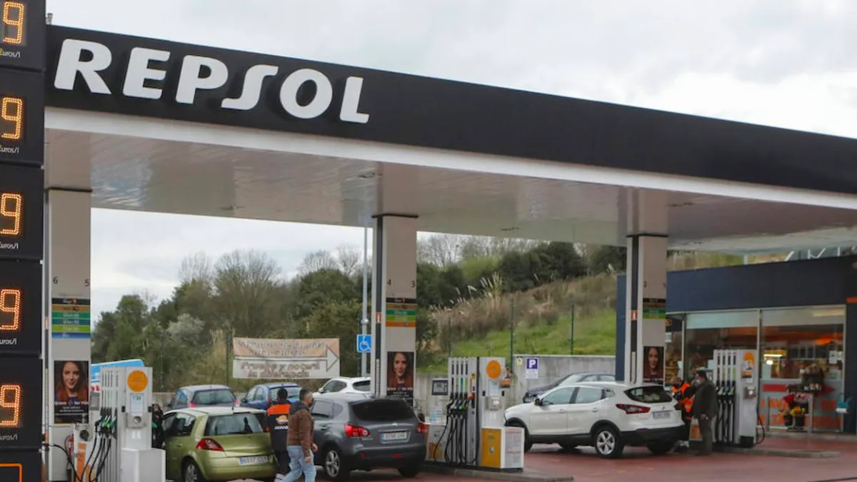 gasolinera Repsol con vehículos repostando