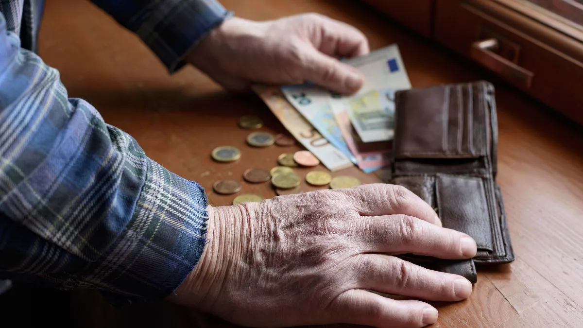 pensionista cuenta dinero