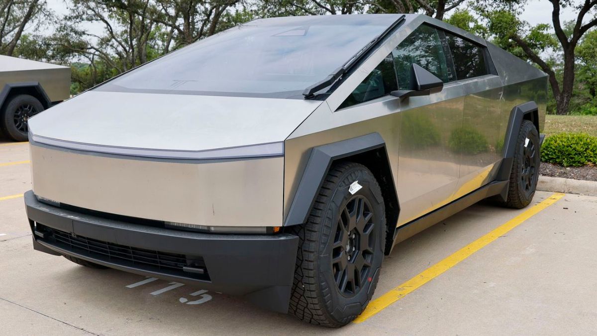 Cybertruck de Tesla, aparcado en un parking estadounidense.