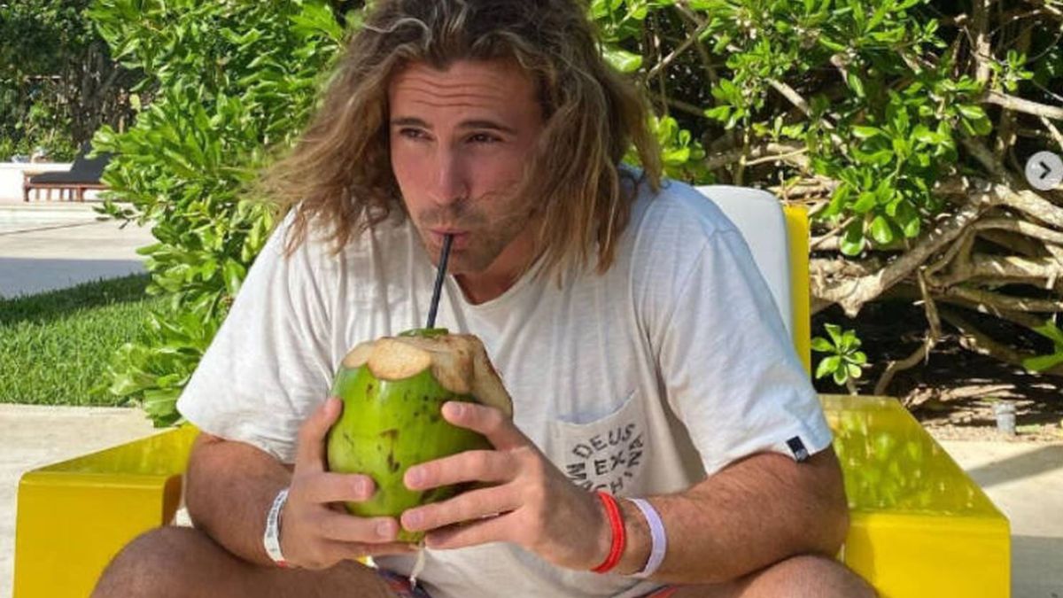 Daniel Sancho bebe en una fruta tropical durante un viaje,