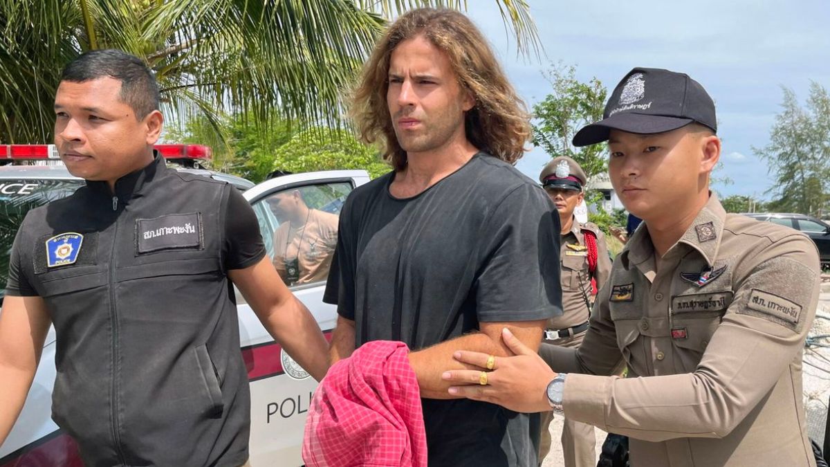 Daniel Sancho esposado junto a dos policías tailandeses.