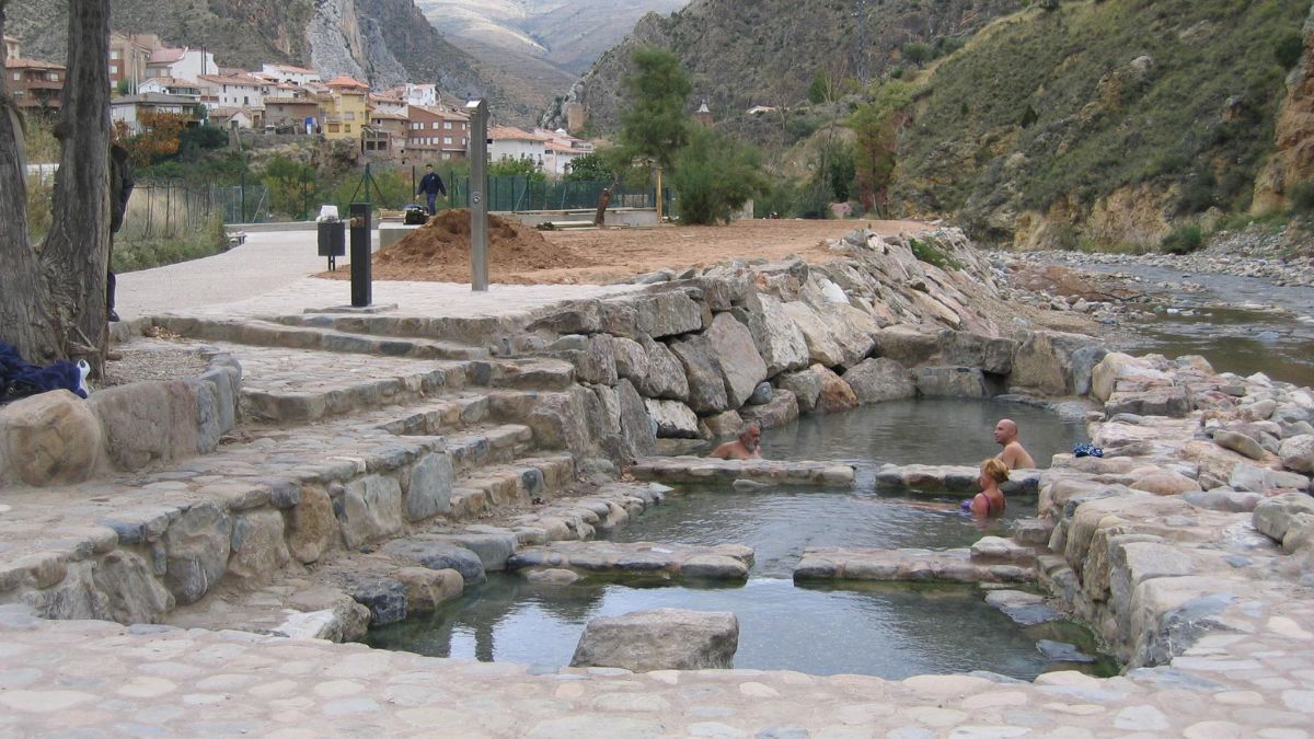 Dos personas se bañan en las pozas termales de Arnedillo