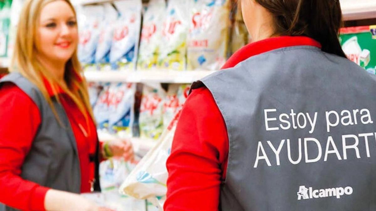 Dos trabajadoras de Alcampo hablando.