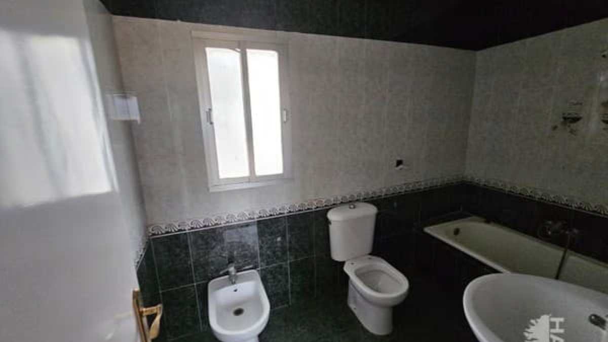 Baño del piso en venta en Jaén por menos de 30.000 euros 