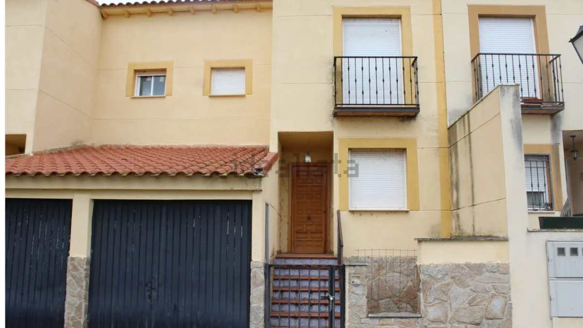 Fachada de un chalet en venta de Unicaja 