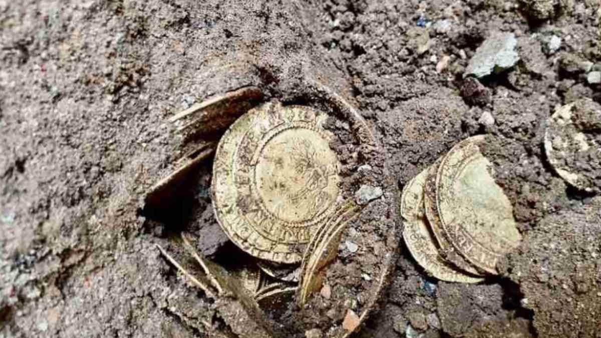 Algunas de las monedas enterradas en la cocina