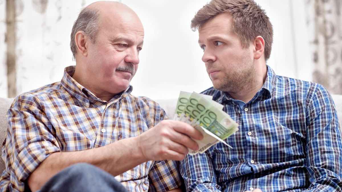 Padre dando euros hijo