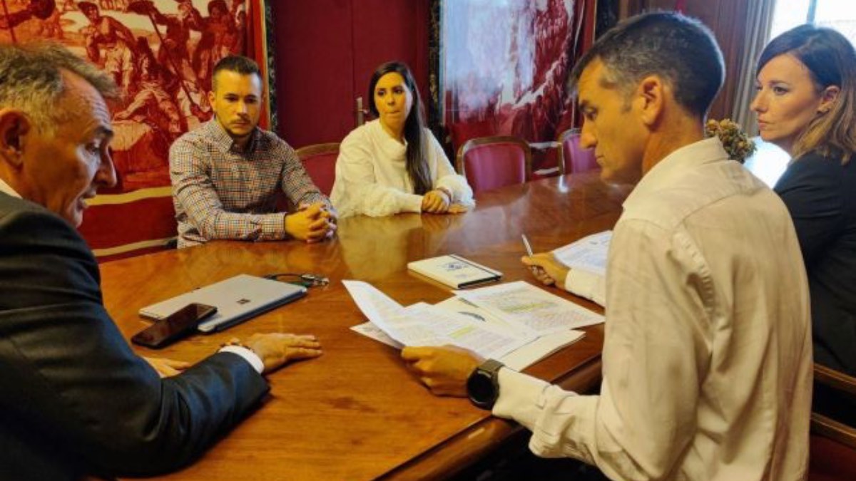 Jacobo Barchín junto a los representantes de AUGC en la reunión