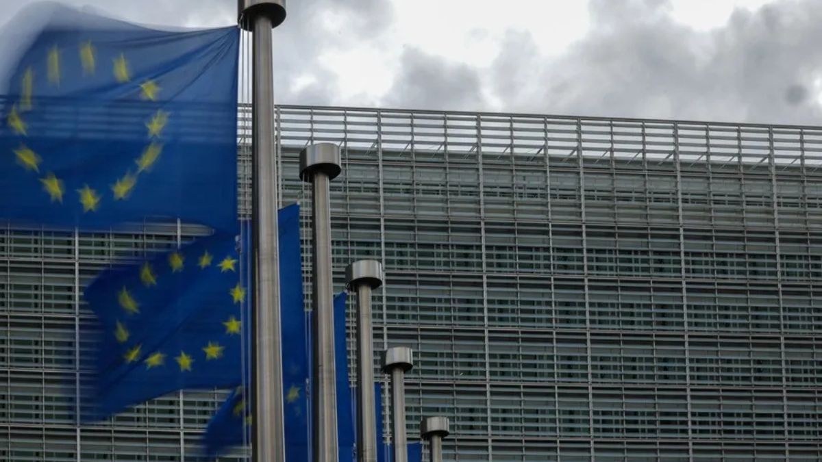 Edificio de la Comisión Europea con banderas.