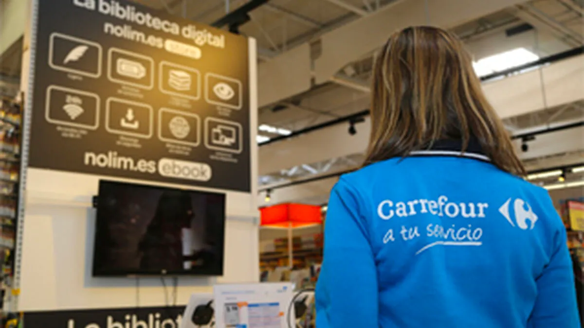 empleada Carrefour trabajando
