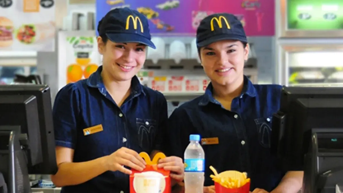 Empleadas de McDonalds trabajando
