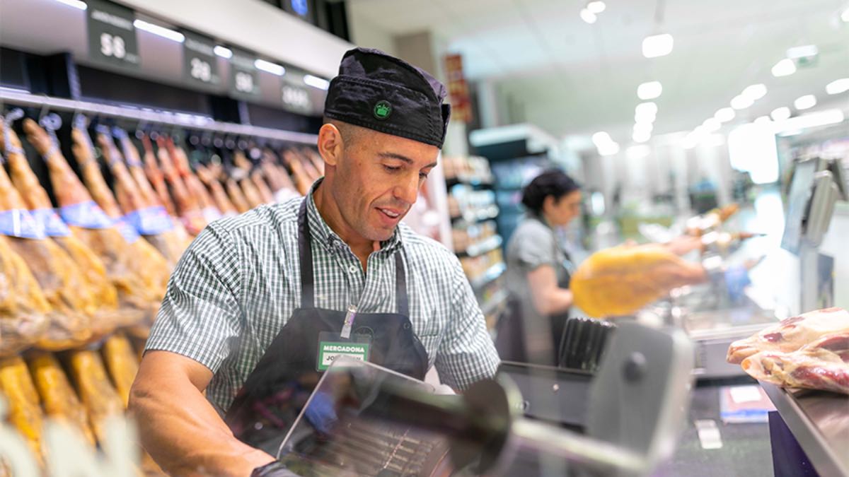 Un trabajador de Mercadona en la sección carnicería