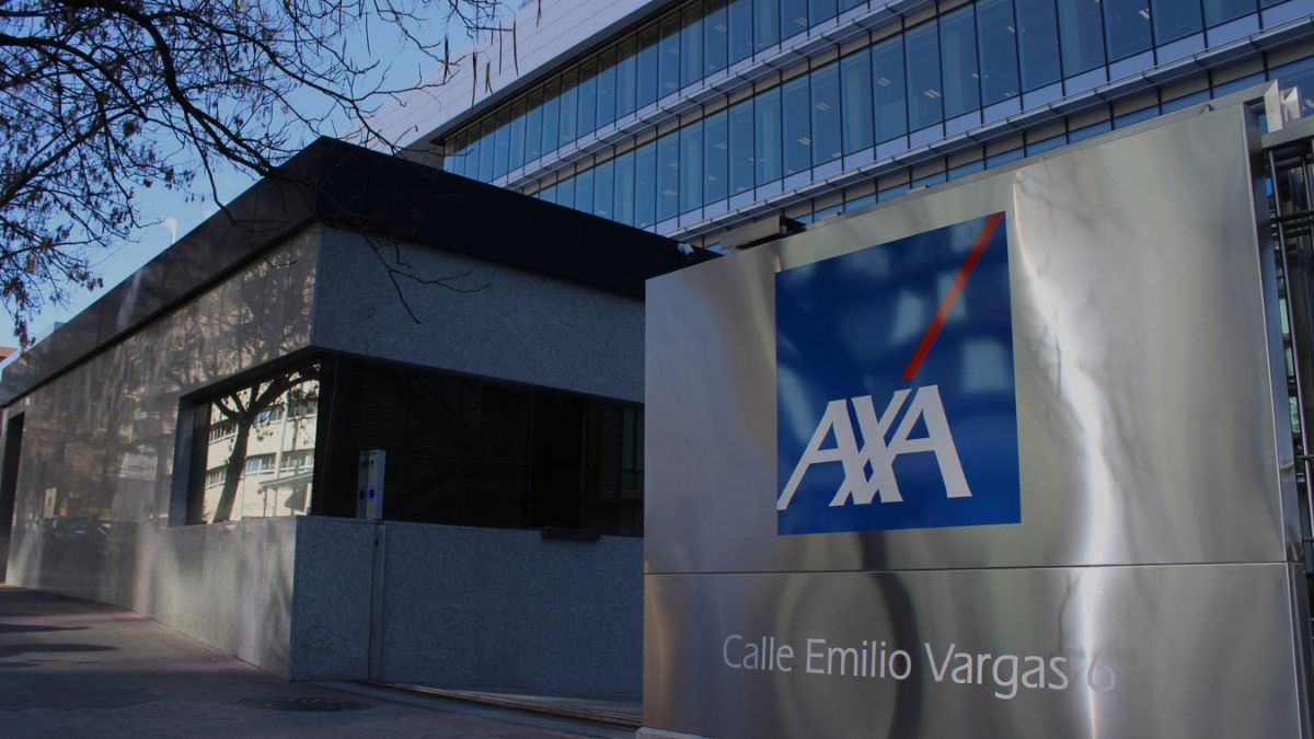 Entrada a una sede de AXA en Madrid.